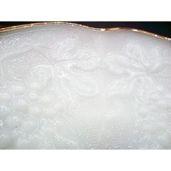 Milk Glass Serving Bowl Anchor Hocking Grape Harvest Gold Edge Pedestal Vintage - Picture 5 of 15